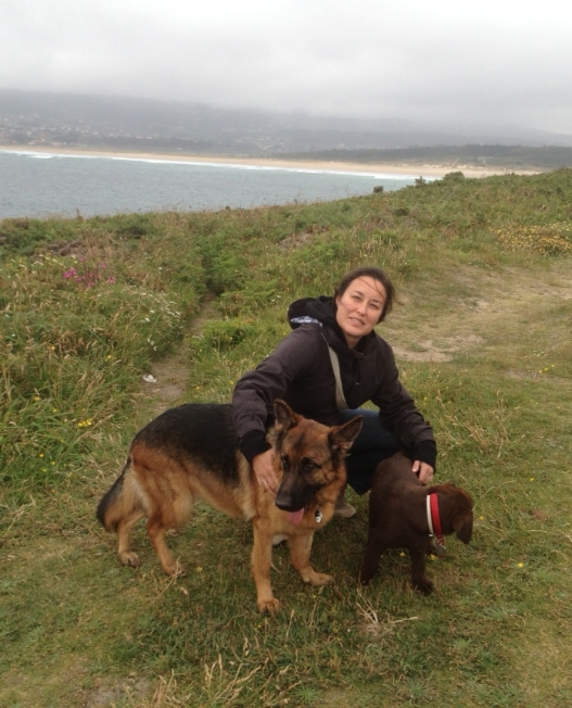 Nuria Villegas con dos perros de paseo